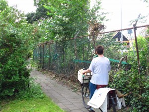 Het hek bij de kantine staat weer rechtop